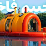 بيت تخييم مائي عائم فاخر باللون البرتقالي والأحمر على بحيرة هادئة